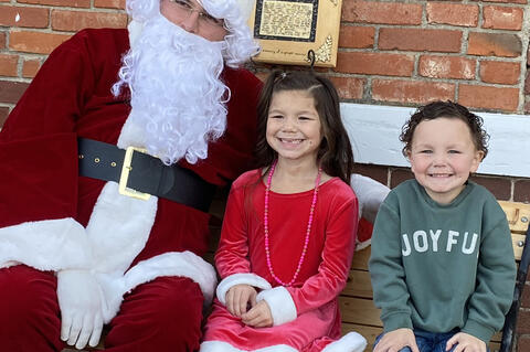 Dawsyn and Hudsyn Linker are most definitely on the nice list . Look at their confident smiles.